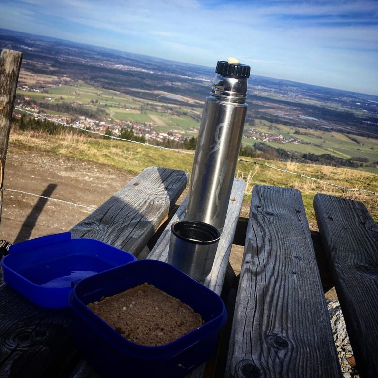 Brotzeit bei einer Pause auf der Tregler Alm